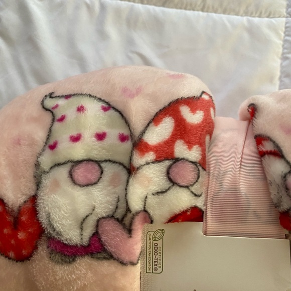 NWT Huntington home valentines plush throw - Picture 4 of 7